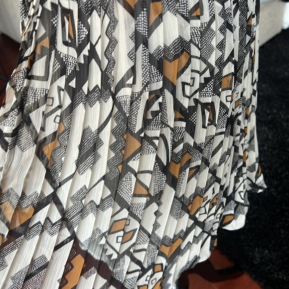 Pleated dress pattern with red color block top - Picture 2 of 8